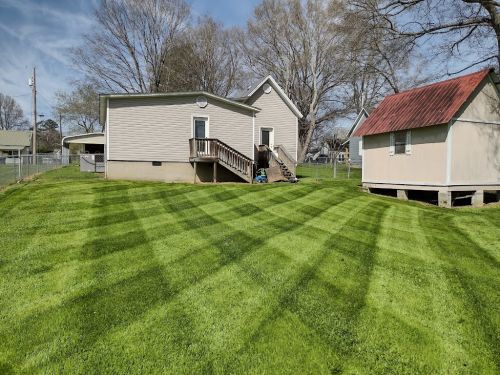  alt='I work out of town alot and these guys came right in and took care of my lawn'